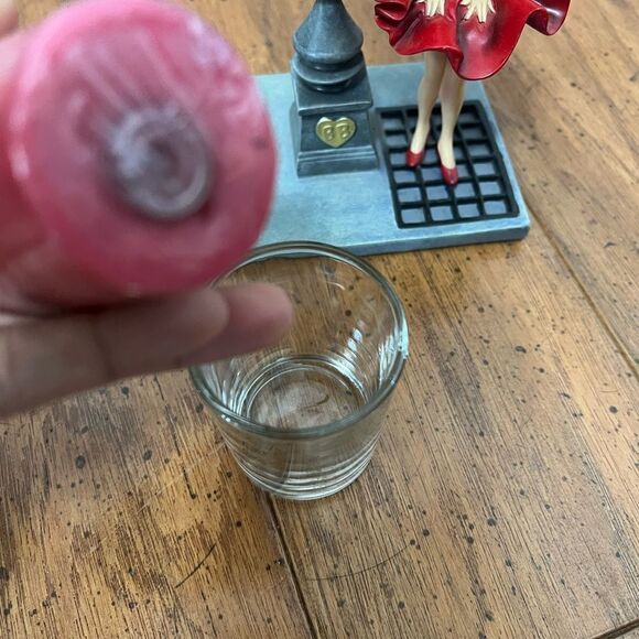 ⚡️SPRING CLEAN SALE⚡️ Betty Boop "What A Breeze" Lighted Figurine Candleholder - Picture 5 of 8